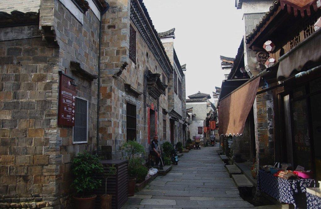 市台办组织走访慰问困难群众